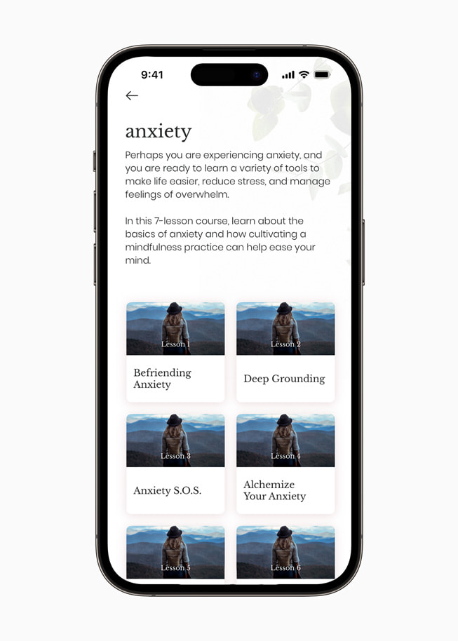 Una pantalla de la aplicación Mindful Mamas en iPhone 14 Pro habla sobre la ansiedad y ofrece al usuario una serie de lecciones para elegir sobre el tema.