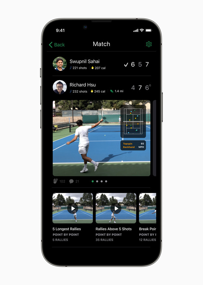 《SwingVision》中的球員比較畫面顯示在 iPhone 上，顯示網球比賽中兩名球員的統計數據。