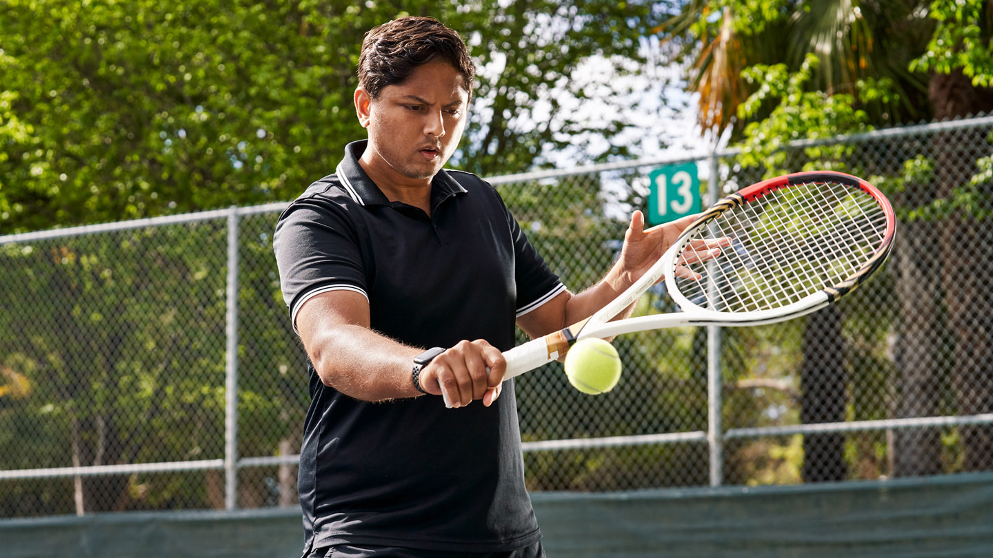 Sahai slår en backhand mot en tennisboll på planen.