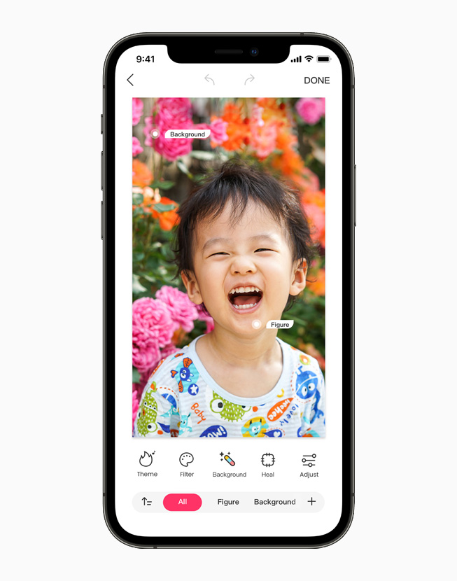 iPhone 12 Pro의 Makaron 앱에서 편집 도구를 시연하는 사진.