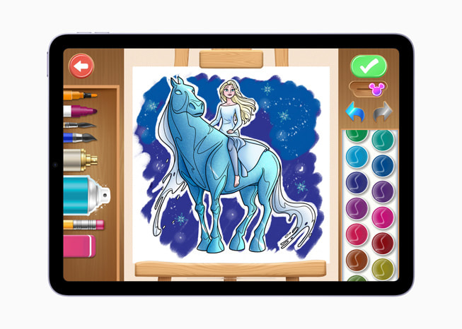 在 iPad Air 上的《 Disney Coloring World+ 》遊戲劇照，顯示《冰雪奇緣》中的艾莎騎在一匹藍色的馬上。