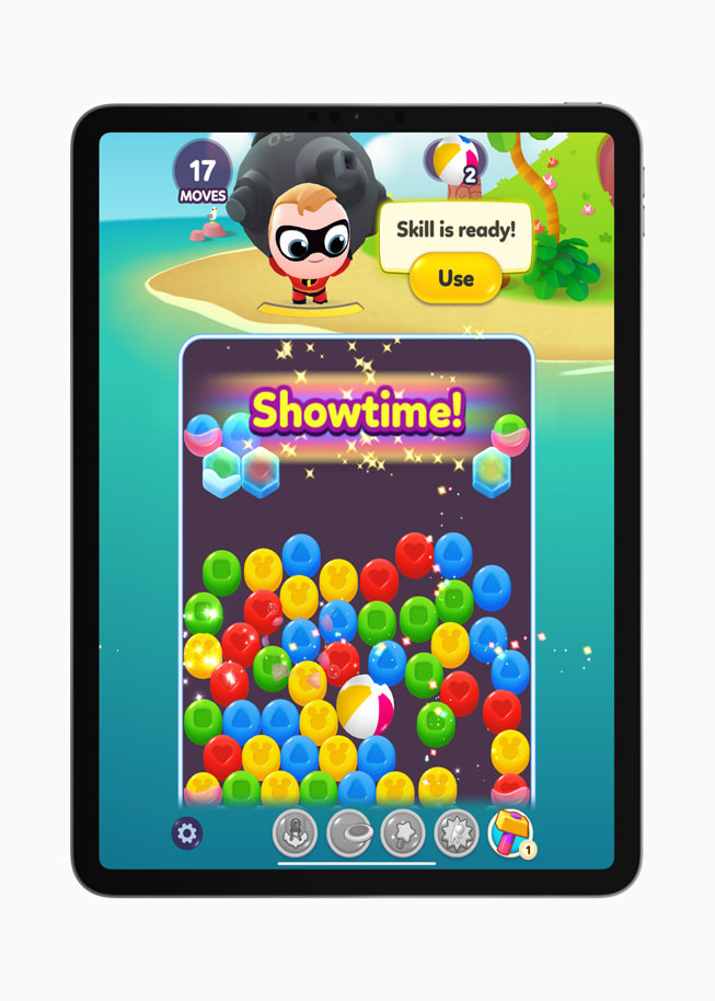 På en iPad Pro visas en stillbild av en karaktär från ”Superhjältarna” som matchar och spräcker bubblor i spelet Disney Getaway Blast+.