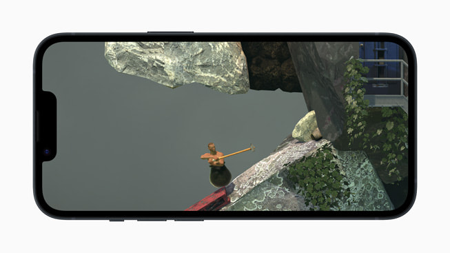 Imagen del juego Getting Over It+ en un iPhone 14 que muestra al personaje atascado en un caldero escalando una montaña.