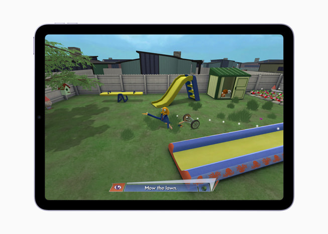 På en iPad Air visas en stillbild från spelet Octodad: Dadliest Catch+, där Octodad klipper gräset i trädgården.
