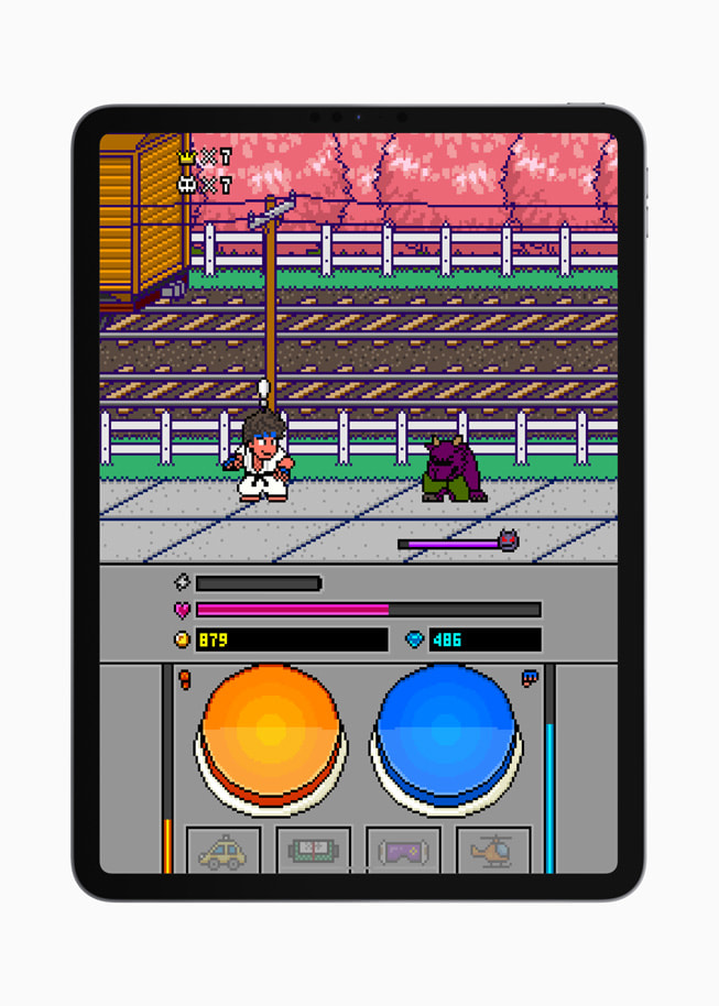 在 iPad Pro 上的《PPKP+》遊戲劇照，顯示一位戰士對抗一隻小型紫色怪物。