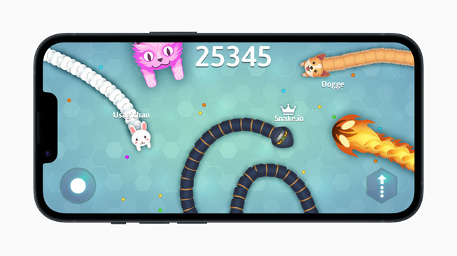 在 iPhone 14 上的《Snake.io+》遊戲劇照，顯示一隻蛇、一隻貓、一隻狗、一隻兔子，以及一個火焰怪物。