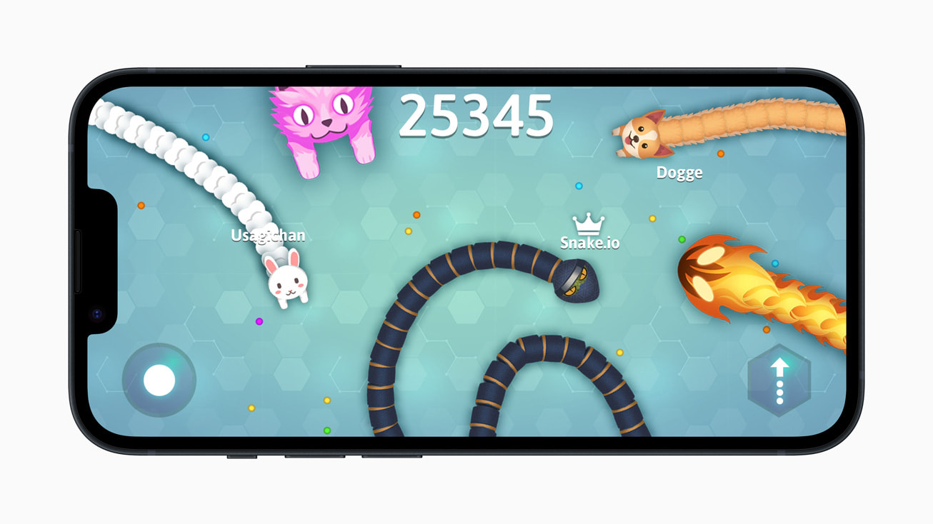 Pada iPhone 14, masih dari permainan ular.io+ menunjukkan ular, kucing, anjing, arnab, dan raksasa api