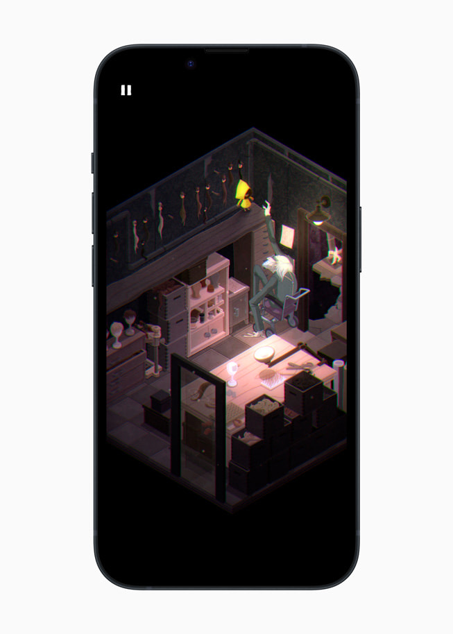 På en iPhone 14 visas en stillbild från spelet Very Little Nightmares+, där en liten flicka i gul regnrock talar med en äldre person i rullstol inne i ett mörkt hus.
