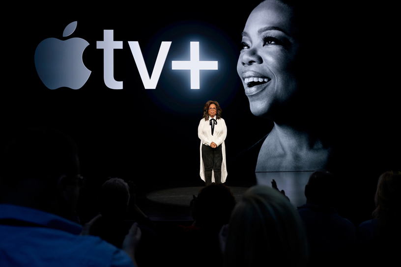 أوبرا وينفري على منصة قاعة ستيف جوبز في Apple Park.