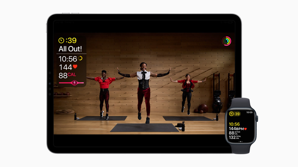 Un iPad Pro 11 pouces et une Apple Watch montrent un entraînement de fractionné (HIIT) avec le coach Bakari Williams portant une tenue inspirée de Madonna.
