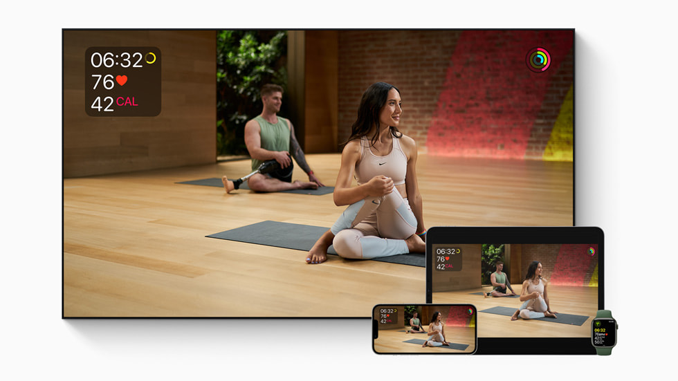 Eine geführte Meditation im Studiostil von Apple Fitness+ auf Apple TV, iPhone 13 Pro, iPad Pro und Apple Watch Series 7.
