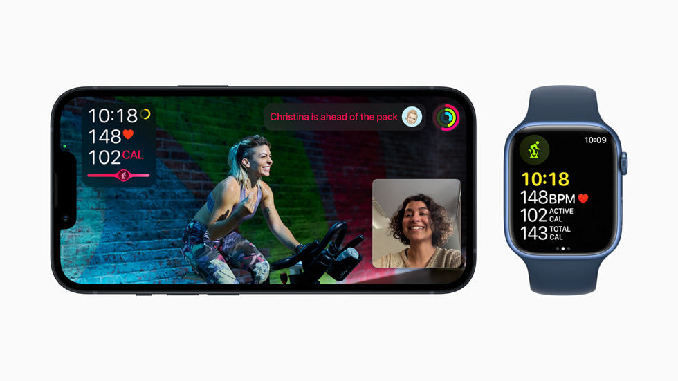 Apple Fitness+ utilisant SharePlay sur une Apple Watch Series 7 jumelée à un iPhone 13 Pro.
