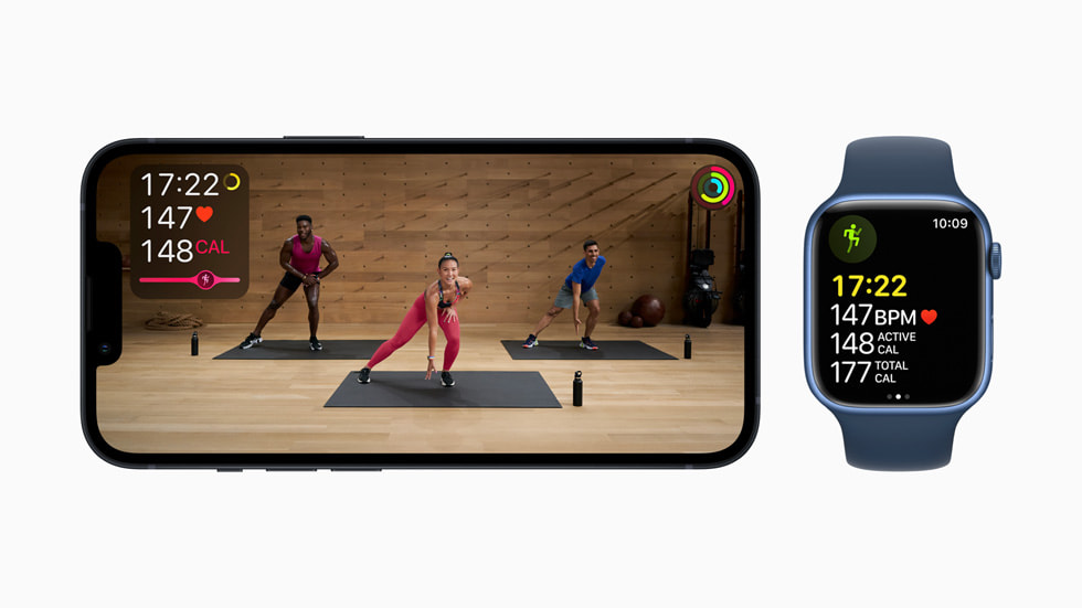 Apple Fitness+ affichant les données essentielles pendant un entraînement sur iPhone 13 Pro et Apple Watch Series 7.