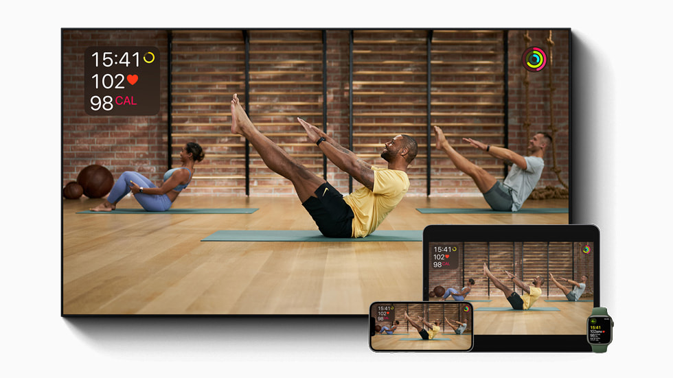 Тренеры демонстрируют упражнения в сервисе Apple Fitness+ на экранах различных устройств Apple.