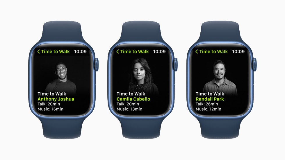 Drei Apple Watch Bildschirme zeigen verschiedene Gäste — Anthony Joshua, Camila Cabello und Randall Park — die in Zeit fürs Gehen auf Apple Fitness+ dabei gewesen sind.<br>