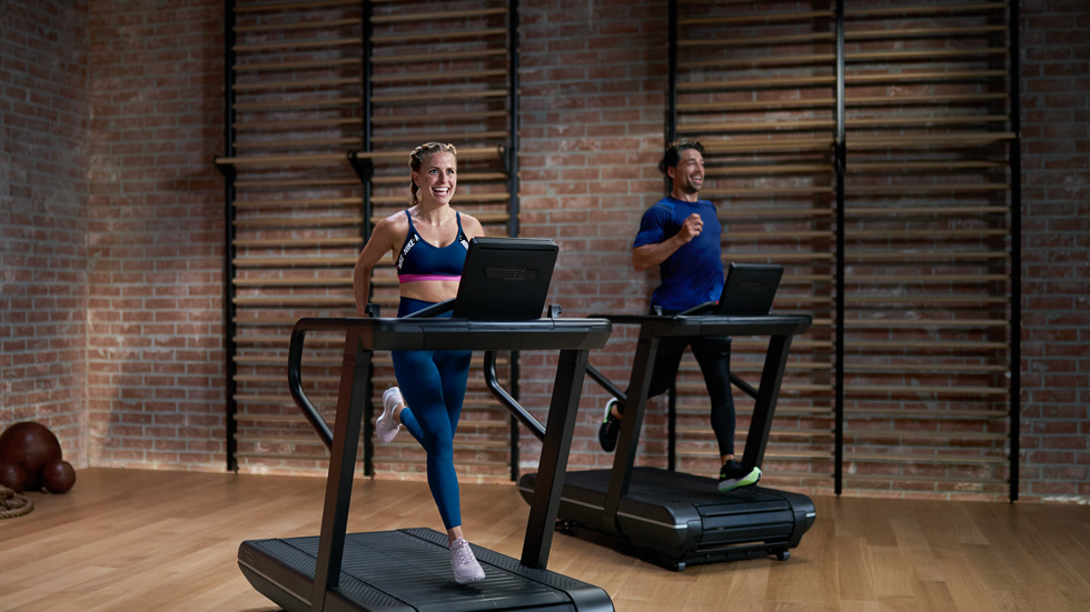 Une séance de course dans le studio Apple Fitness+.