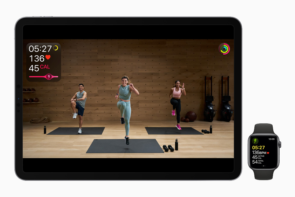 Anja Garcia leitet ein HIIT-Training, das auf dem iPad Pro und der Apple Watch Series 6 angezeigt wird.