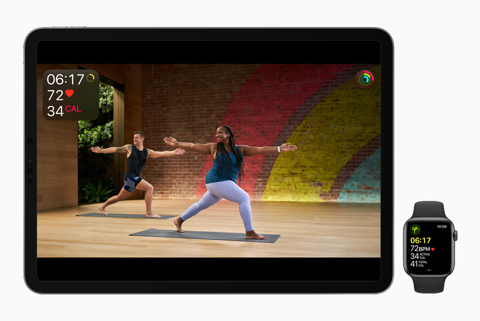 Jonelle Lewis leitet ein Yoga-Training, das auf dem iPad Pro und der Apple Watch Series 6 angezeigt wird.