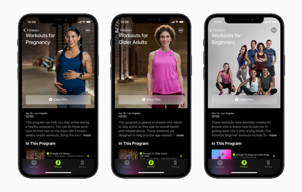 Apple Fitness+ Workouts für die Schwangerschaft, Workouts für ältere Erwachsene und Workouts für Anfänger, die jeweils auf separaten iPhone 12-Modellen angezeigt werden.