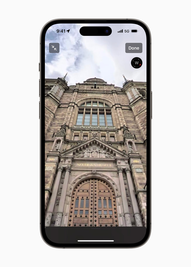 En person använder Se dig omkring i omgjorda Kartor till att titta närmare på Nordiska på iPhone 14 Pro.