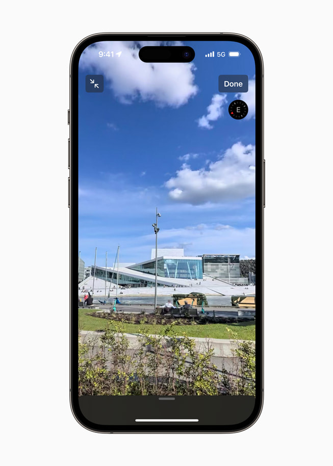 En person använder Se dig omkring i omgjorda Kartor till att titta närmare på operahuset på iPhone 14 Pro.