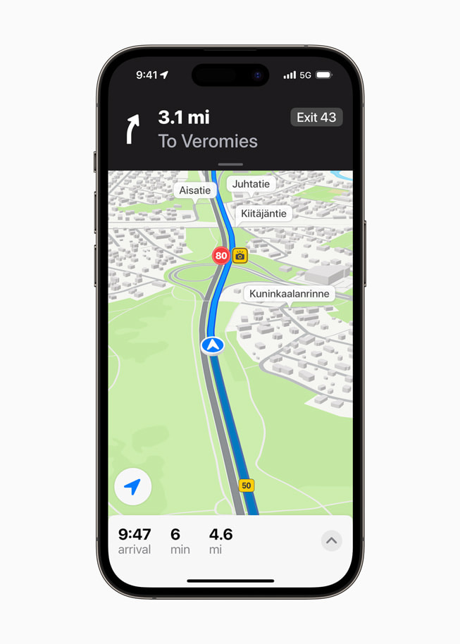 Uppdaterad navigering i den nya versionen av Kartor på iPhone 14 Pro.