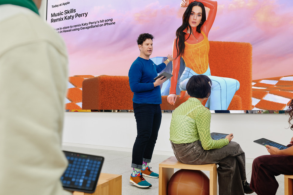 Apple The Grove 零售店內的 Today at Apple 課程「Music Skills: Remix Katy Perry」。