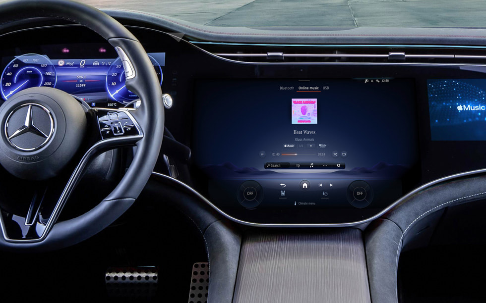 Imagen de Apple Music con audio espacial en reproducción a través de CarPlay en el salpicadero de un coche.