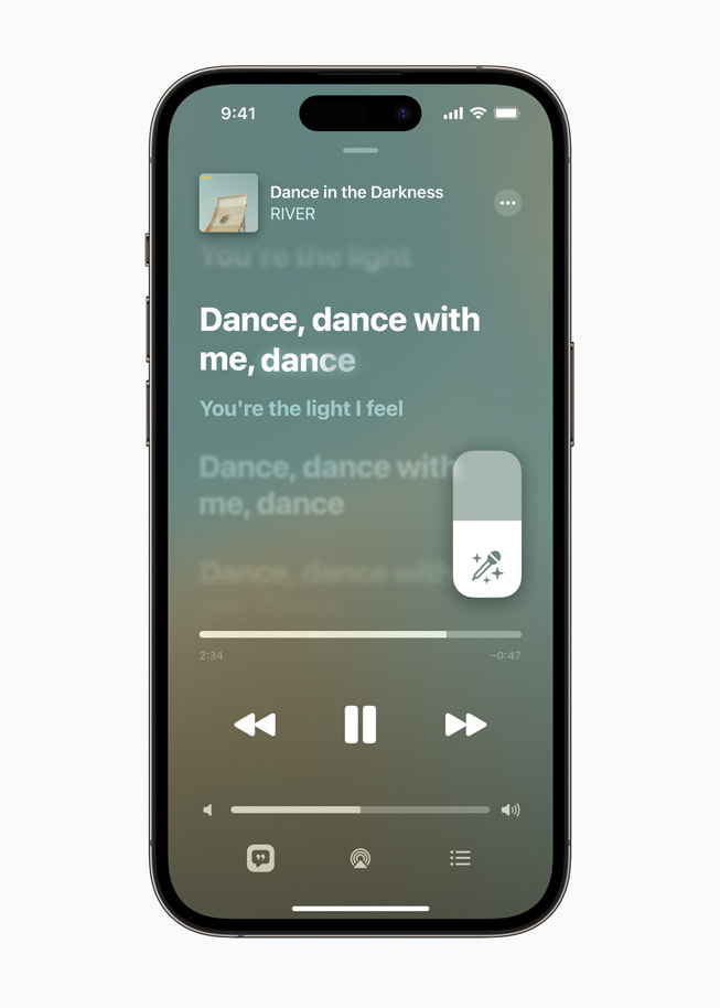 La nouvelle expérience de suivi des paroles et d’ajustement de la voix d’Apple Music Sing montrée sur l’iPhone 14. 