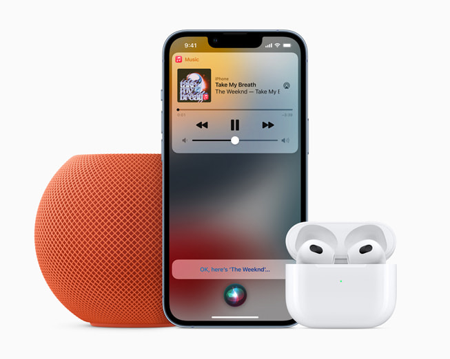Siri spielt einen Song in Apple Music auf einem iPhone ab, das mit AirPods und einem HomePod mini verbunden ist.