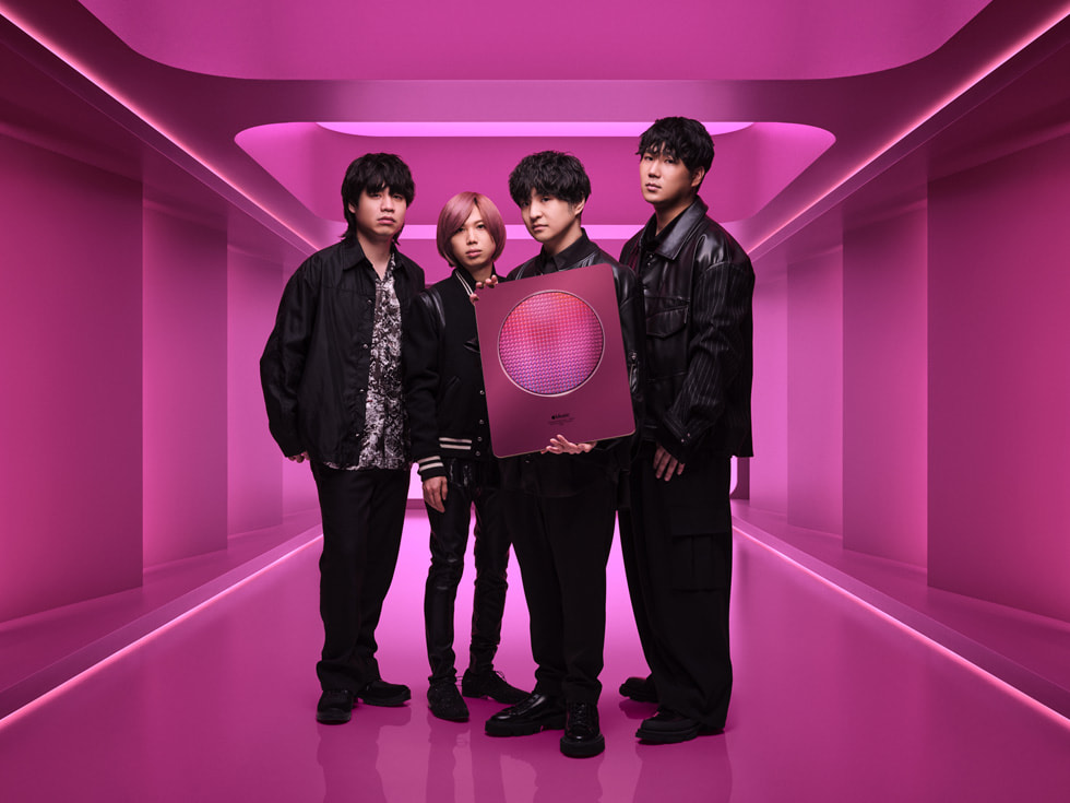 A banda japonesa OFFICIAL HIGE DANDISM posa com um Apple Music Award.