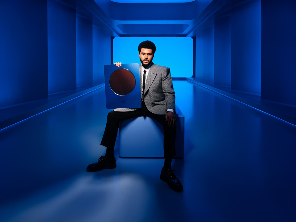 Le musicien The Weeknd pose avec un Apple Music Award.