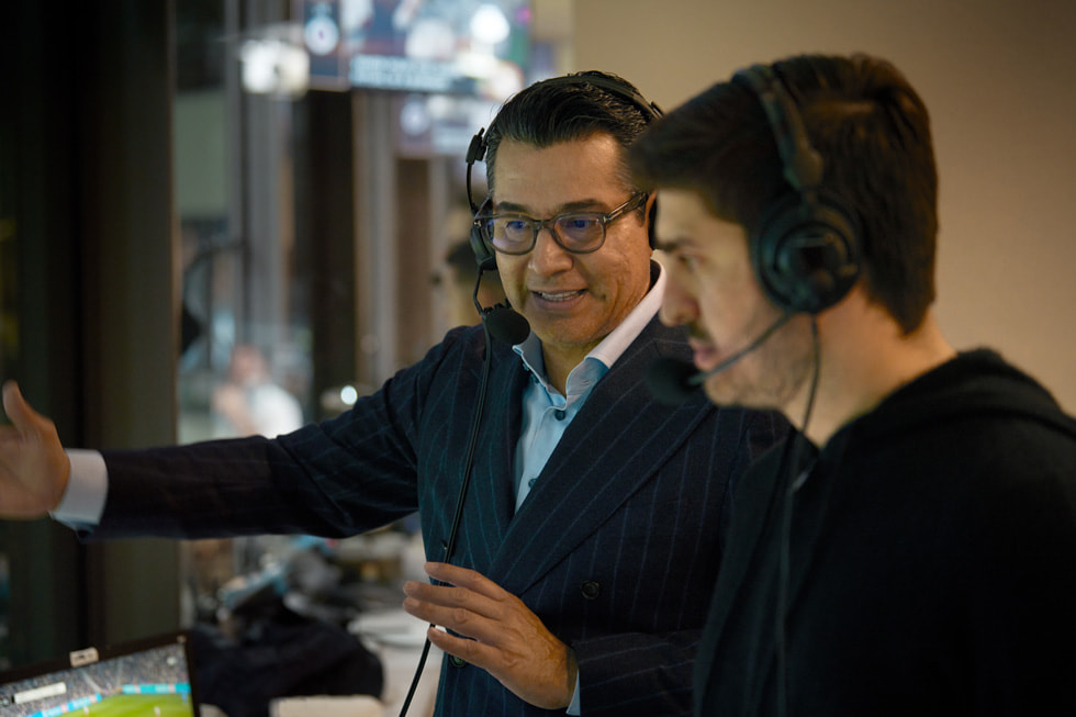 Die spanischsprachigen Fernsehleute Martín Zúñiga (links) und Rodolfo Landeros kommentieren das Spiel LAFC gegen New England Revolution.