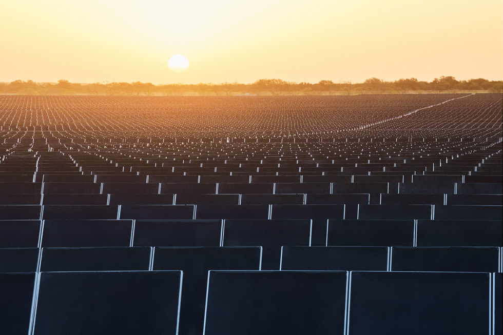 텍사스주 브라운 카운티에 위치한 대규모 태양광 패널 프로젝트.