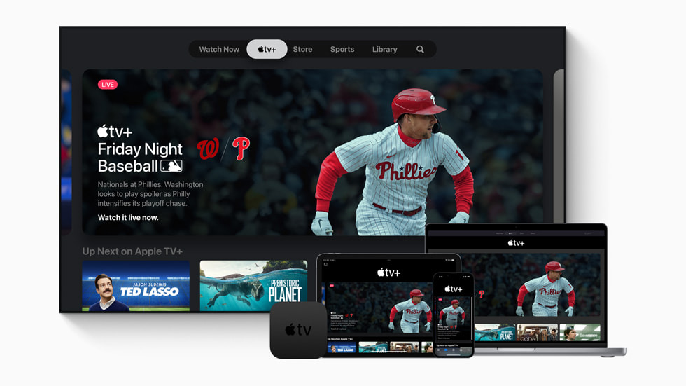 Apple TV+의 “Friday Night Baseball” 배너를 보여주는 스마트 TV와 Apple TV 4K, iPad Pro, iPhone 13 및 MacBook Pro.