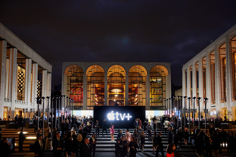 The Morning Show premiärvisades på Josie Robertson Plaza och David Geffen Hall i Lincoln Center for the Performing Arts i New York och kommer till Apple TV+ den 1 november.