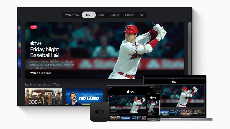 Banner do “Friday Night Baseball” no Apple TV+ em uma smart TV com Apple TV 4K, iPad Pro, iPhone 13 e MacBook Pro.