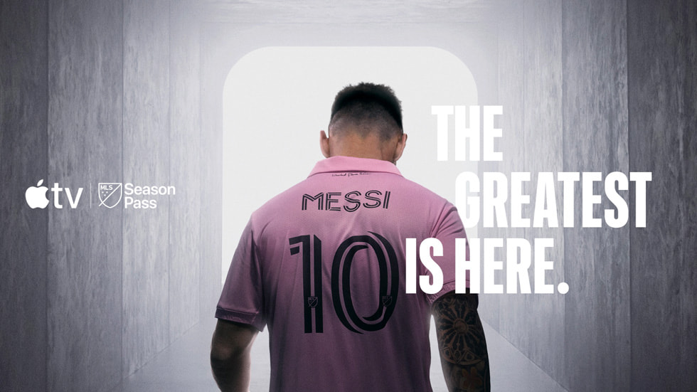 Rückenansicht von Lionel Messi in seinem Trikot von Inter Miami CF mit dem Text „The greatest is here.“
