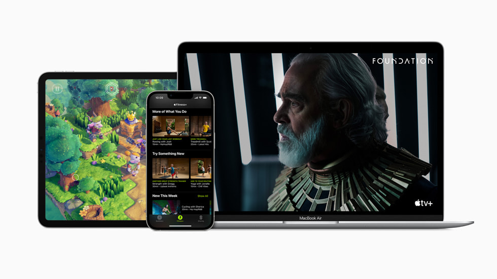 Apple Arcade를 보여주는 iPad Pro, Apple Fitness+를 보여주는 iPhone 13 Pro, Apple TV+를 보여주는 MacBook Air.