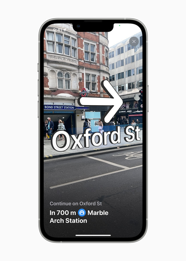 iPhone 13 Pro ekranındaki artırılmış gerçeklikte Harita’nın adım adım yürüme yönlendirmesi.