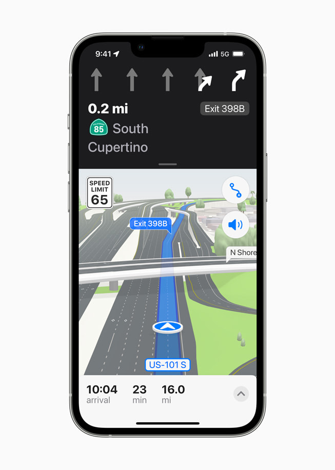 「地圖」更強大的導航功能，顯示於 iPhone 13 Pro 。