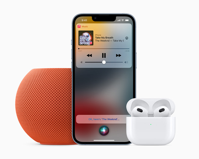 Un HomePod mini, un iPhone 13 Pro e un paio di AirPods Pro (terza generazione) con il piano Apple Music Voice.