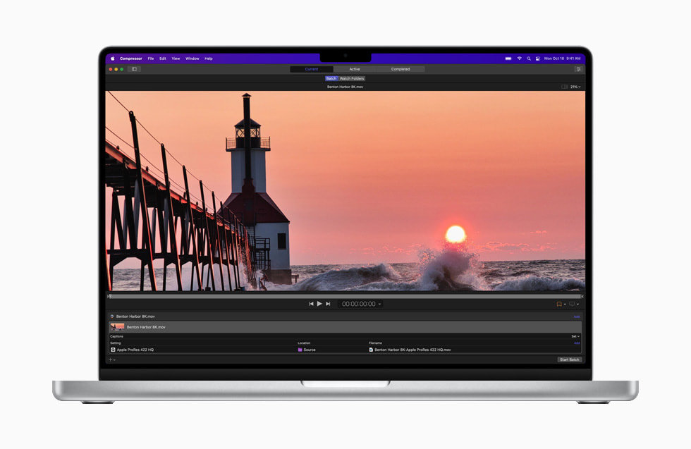 新しいMacBook Pro上のCompressorでProResビデオをトランスコード中。