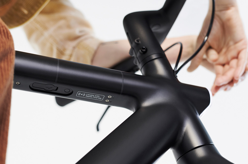 จักรยานไฟฟ้า VanMoof พร้อมเครื่องหมายโลโก้แอป "ค้นหาของฉัน" ของ Apple