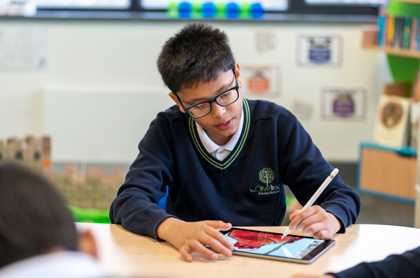 Studenter jobbar på en iPad med en Appe Pencil.