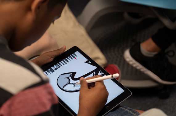 En student ritar på en iPad med en Apple Pencil.