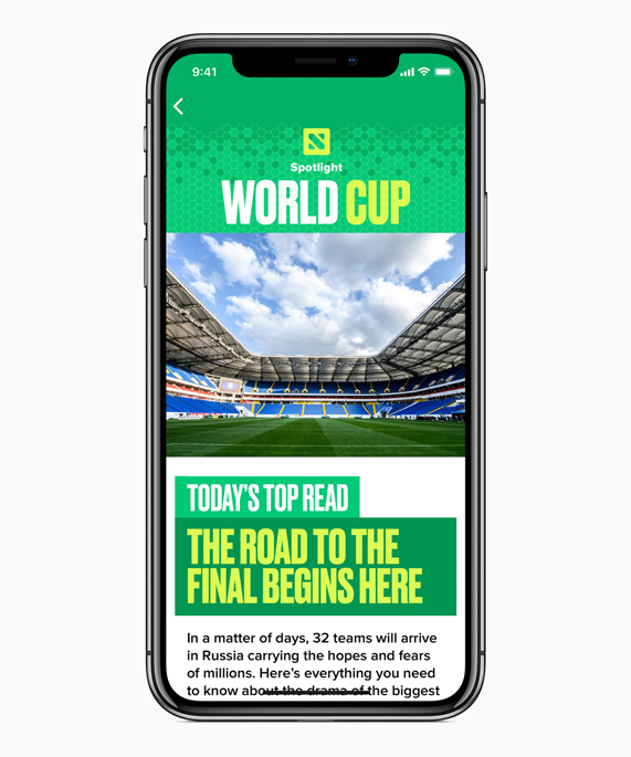 iPhone X met de Spotlight-pagina in de Apple News-app met artikelen over het WK