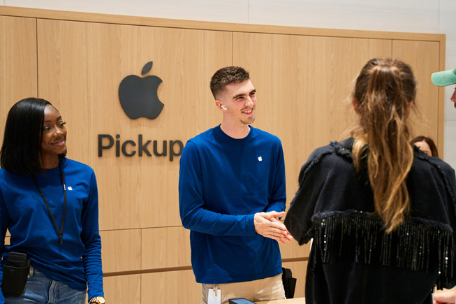 TKTK Il team Apple assiste alcune persone con il ritiro dei dispositivi nell’area dedicata in un Apple Store.