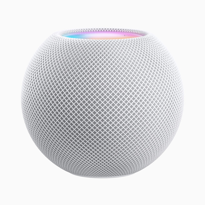 HomePod mini معروض باللون الأبيض.