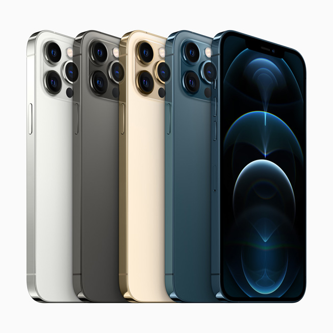 Cinq modèles d’iPhone 12 Pro Max montrant les couleurs disponibles, le système photo professionnel et l’écran Super Retina XDR bord à bord.